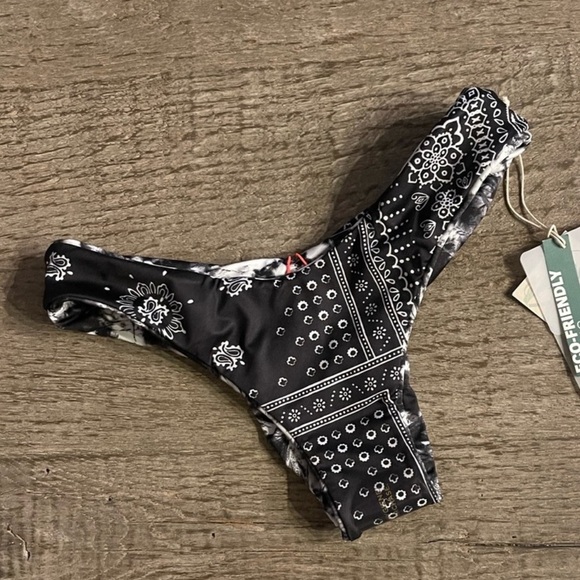 (SET) Ebony Tie Dye Reversible Bikini. - Picture 7 of 9